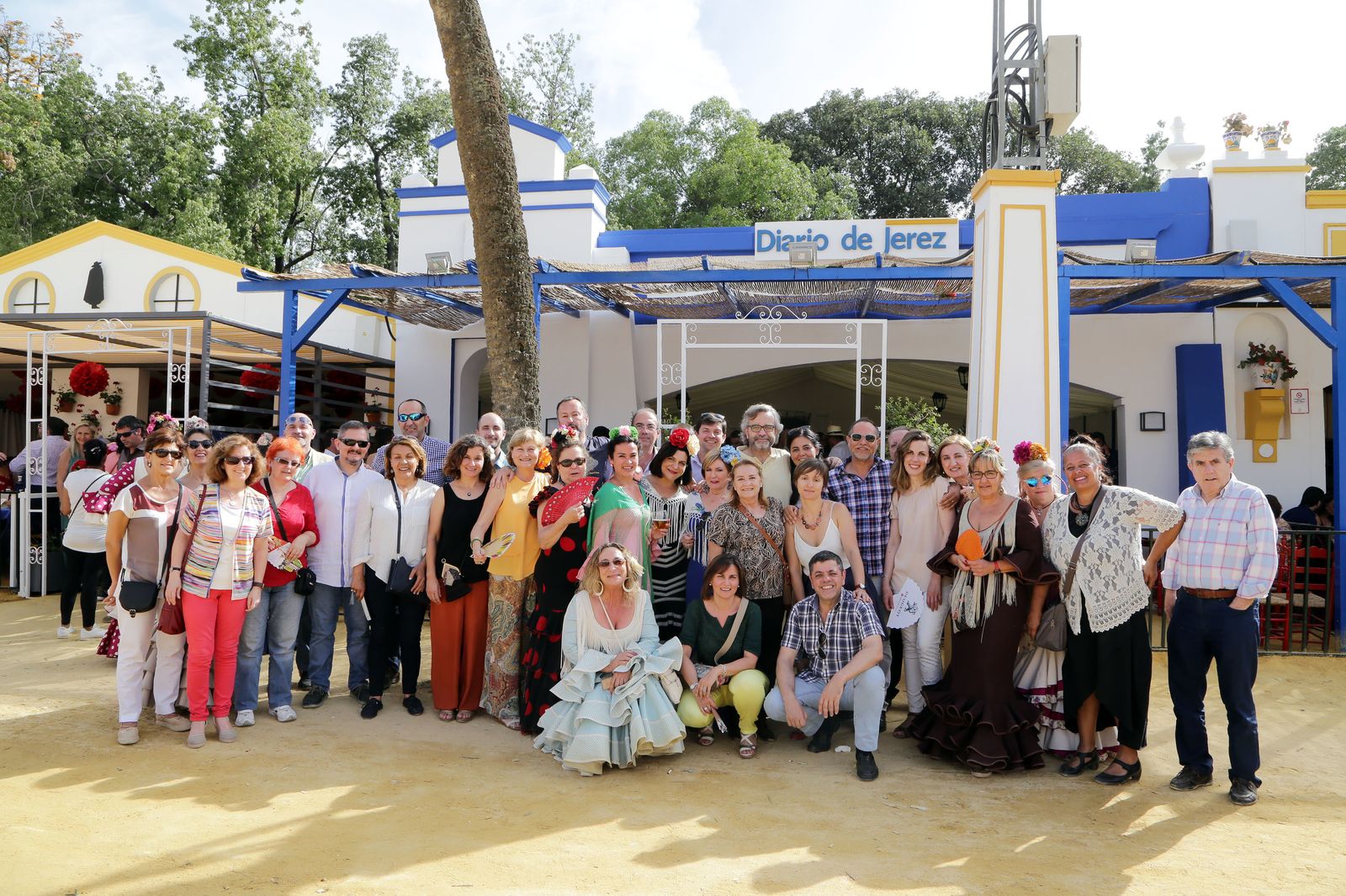 Miembros de la Facultad de Ciencias Sociales y Comunicación, Ciencias Económicas y Empresariales y Derecho, ayer en la caseta de Diario de Jerez.