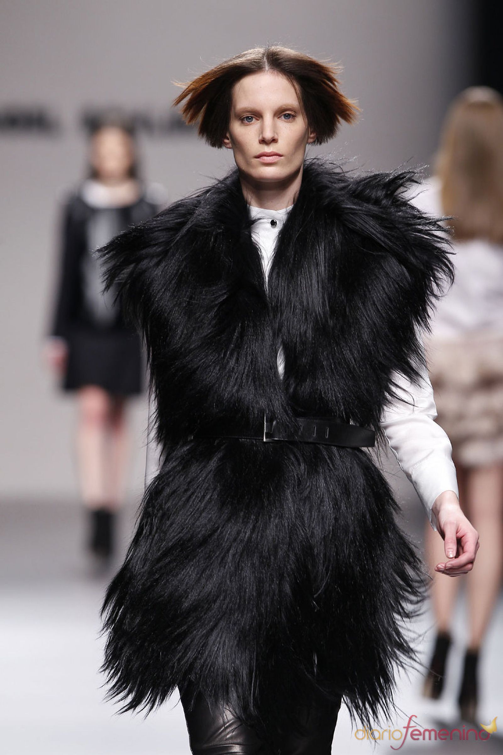 Plumas y piel en una propuesta de Ángel Schlesser de 2010.