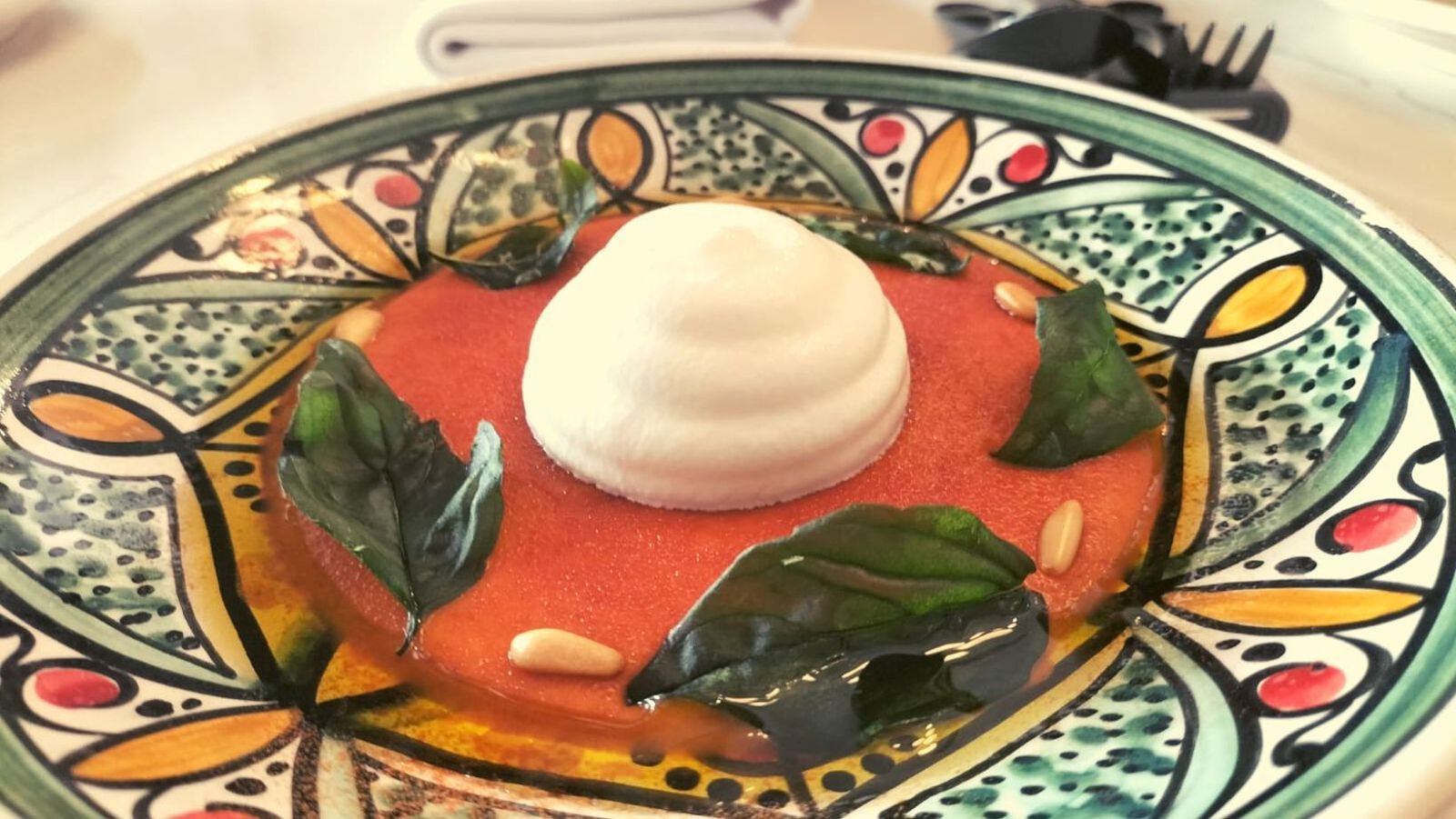 Salmorejo de tomate con nube de mozarella de El Bar de Paco Morales