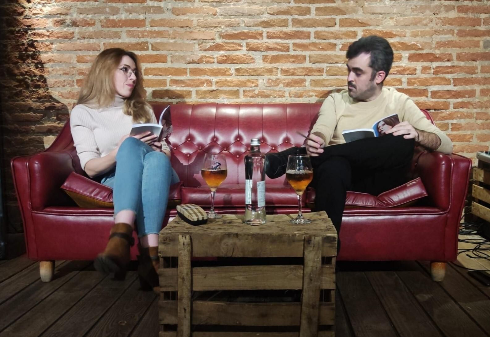La cachonera Montse Sáez publica su primer libro de poemas. La cachonera Montse Sáez publica su primer libro de poemas.