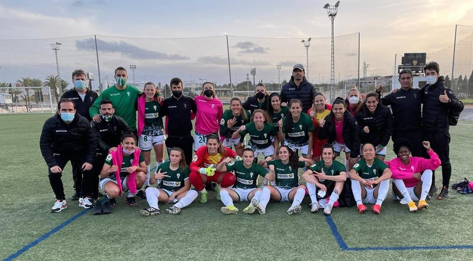 La expedición blanquiverde celebra el triunfo en la Ciudad Deportiva del Valencia.