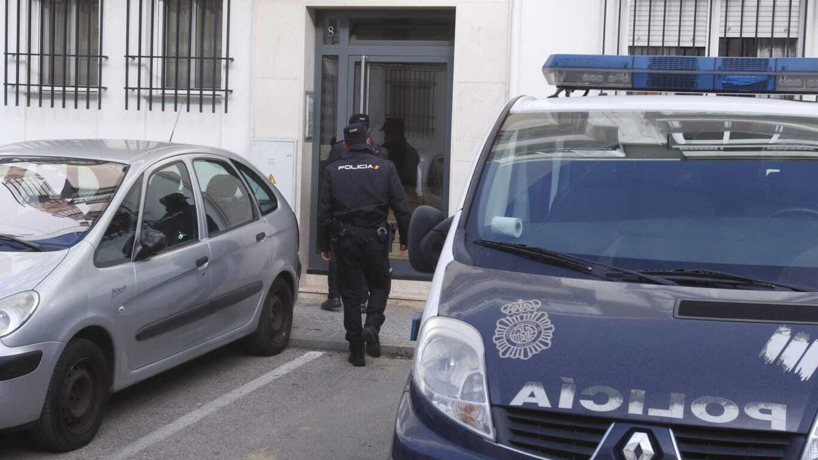 Los agentes entran en el edificio.