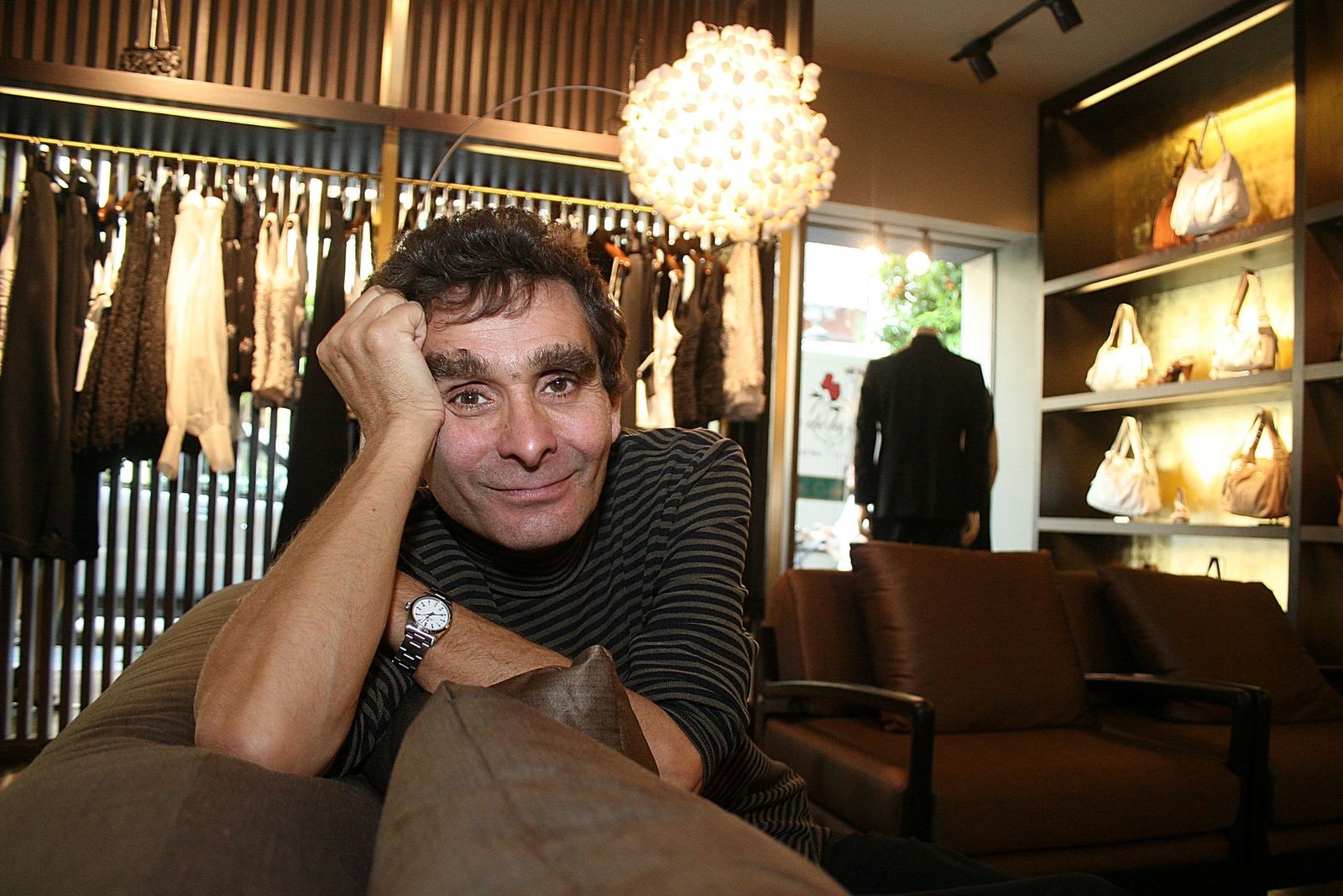 Adolfo Domínguez en una de sus tiendas.