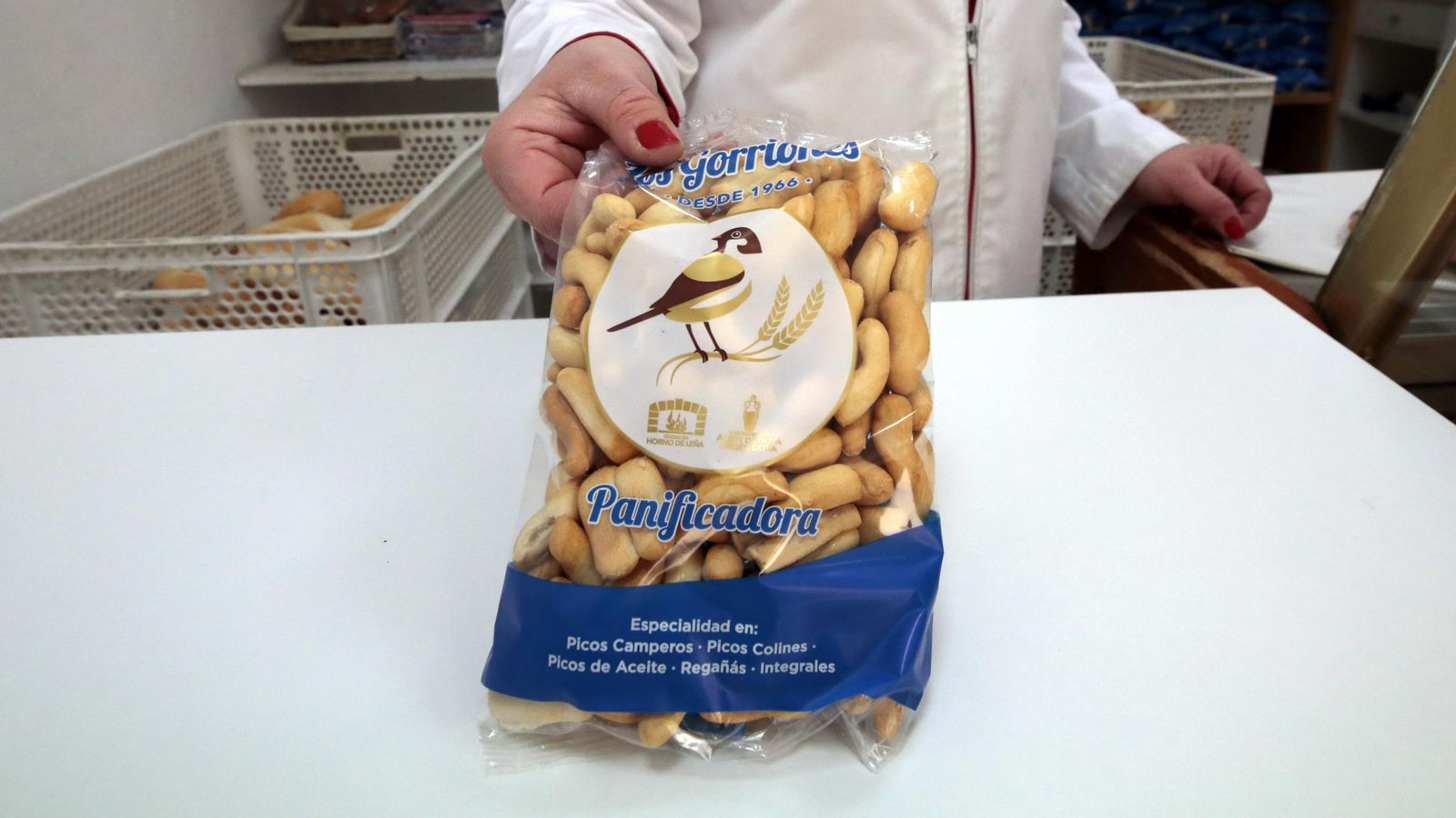 Bolsa de picos de la panificadora ‘Los Gorriones’, en calle Medina.