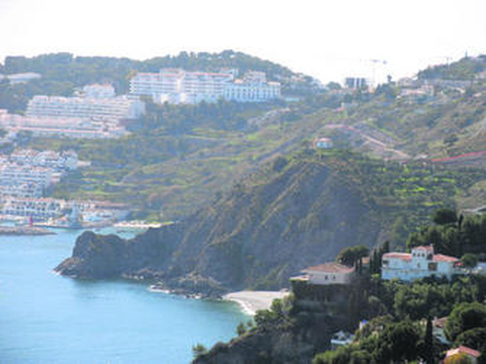 El Peñón del Lobo está situado entre la playa de Cotobro y el puerto deportivo de Marina Este.