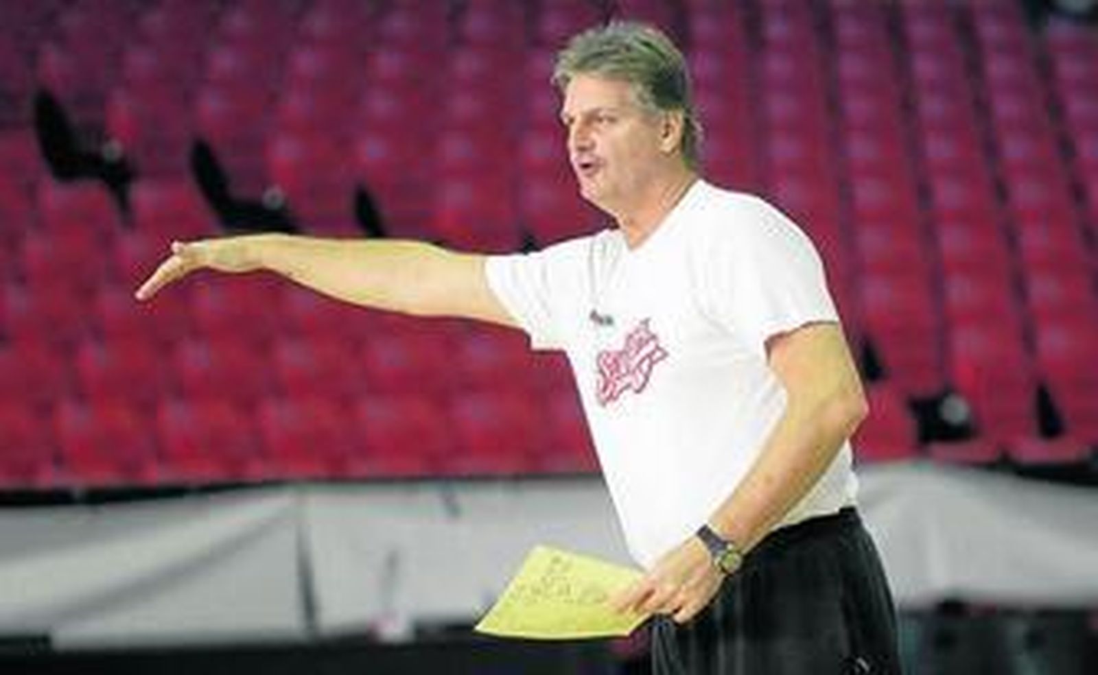 Scott Roth hace unas indicaciones en uno de los entrenamientos recientes en San Pablo.