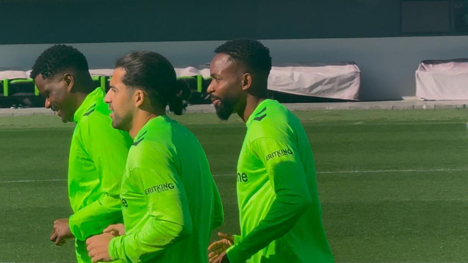 Cédric Bakambu entrena junto al resto del equipo