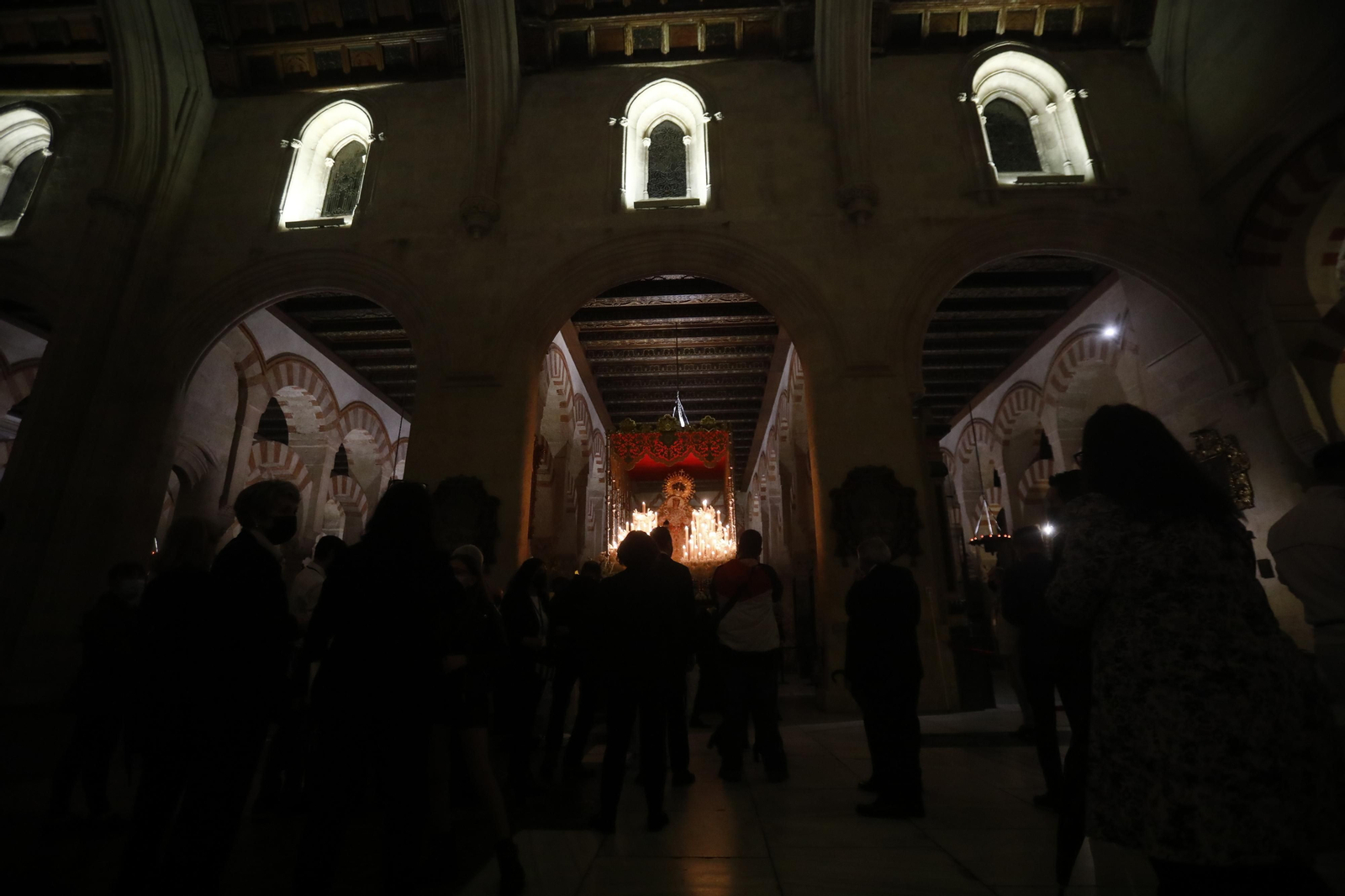 Las imágenes de la Virgen de la O de Córdoba en la Mezquita-Catedral tras suspenderse su salida extraordinaria
