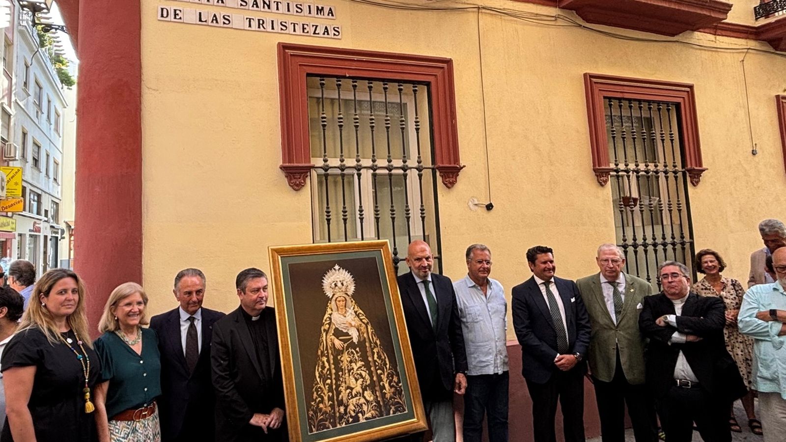 Manuel Alés, junto al hermano mayor, bajo el nuevo rótulo dedicado a la Virgen de las Tristezas.