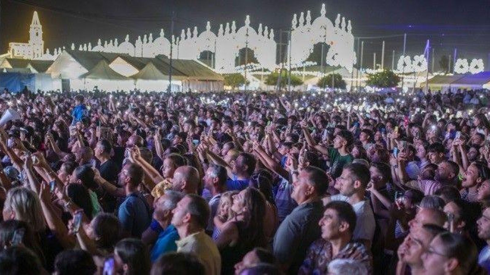 Público en un concierto de las Fiestas Colombinas de Huelva. Público en un concierto de las Fiestas Colombinas de Huelva.