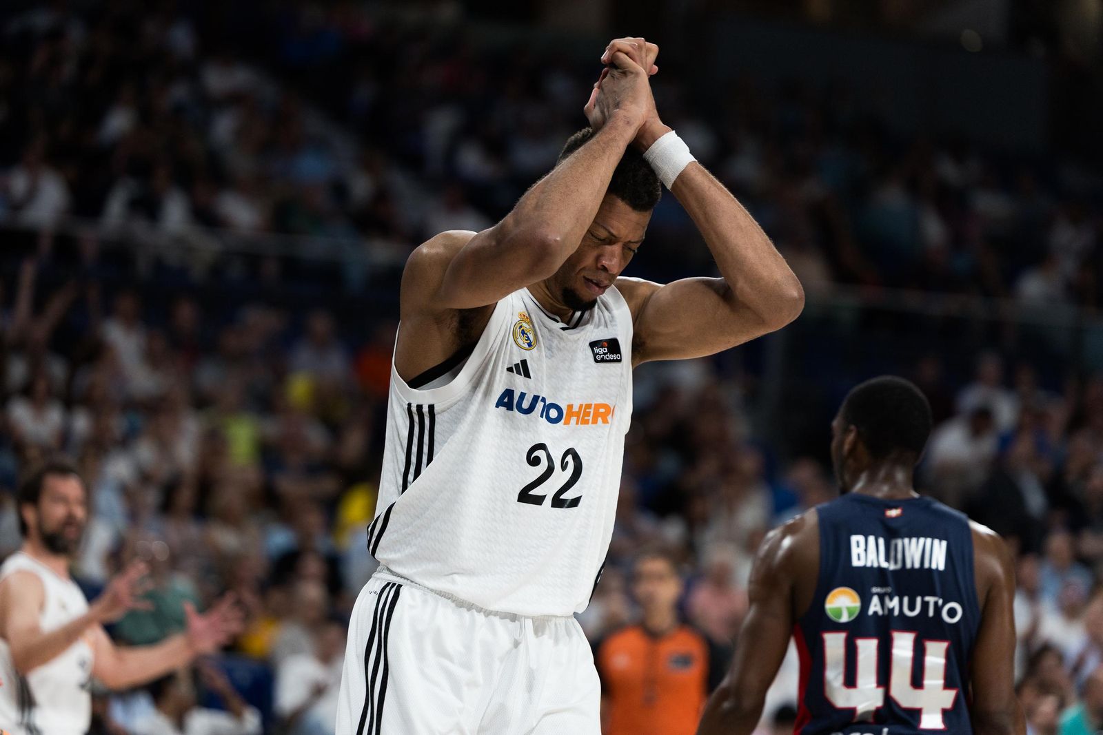 El Real Madrid sufre pero gana al Baskonia (82-76)