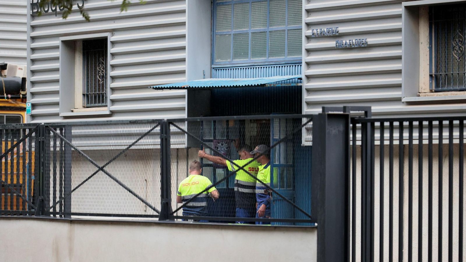 Un momento del desalojo en la 'ofi de okupación'