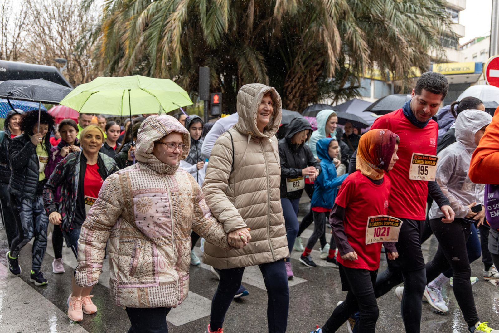En imágenes: la lluvia no frena a más de un millar de corredores en la V Carrera Popular del IES San Juan Bosco (1)