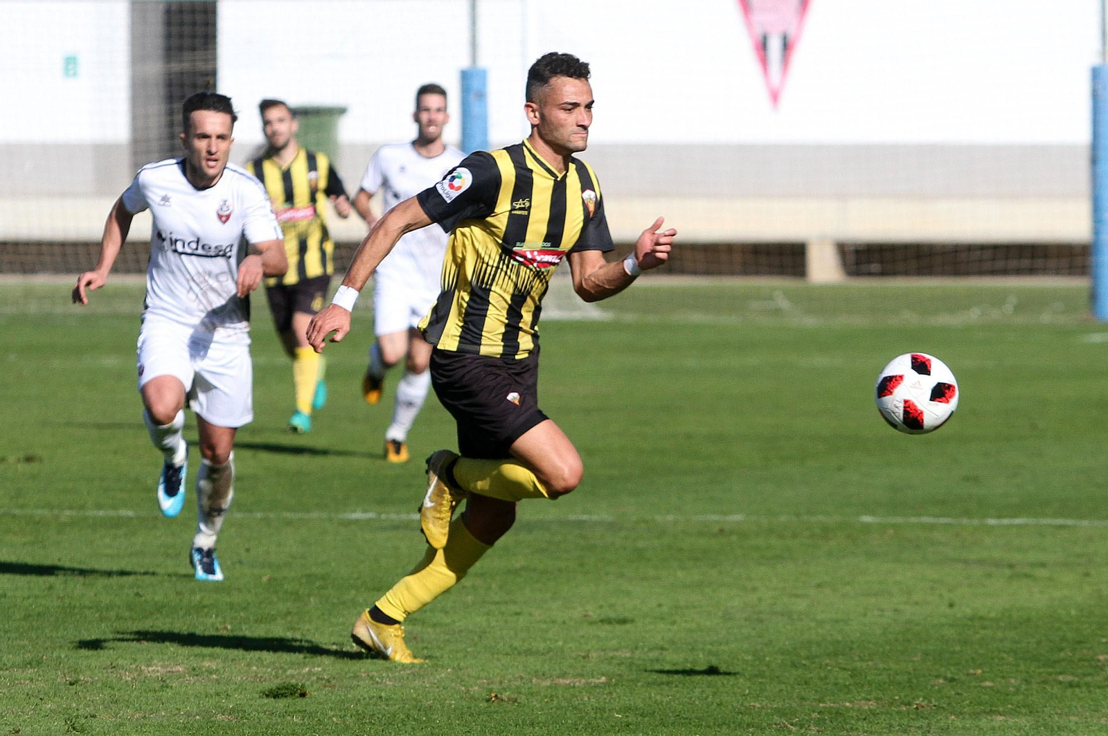 Higor Rocha conduce el cuero en un encuentro de la presente temporada.
