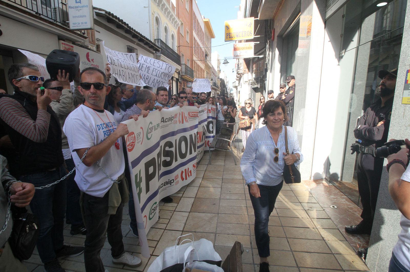 Imágenes de la concentración de funcionarios de prisión ante la subdelegación del Gobierno