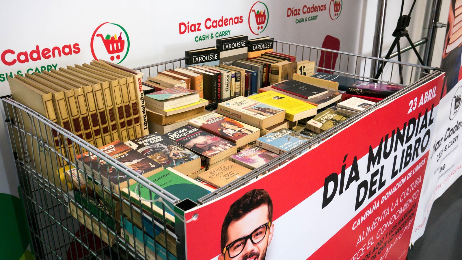 Entre todos los participantes en esta iniciativa que donen un libro para los centros penitenciarios, el Grupo Díaz Cadenas sorteará un carro de productos andaluces.