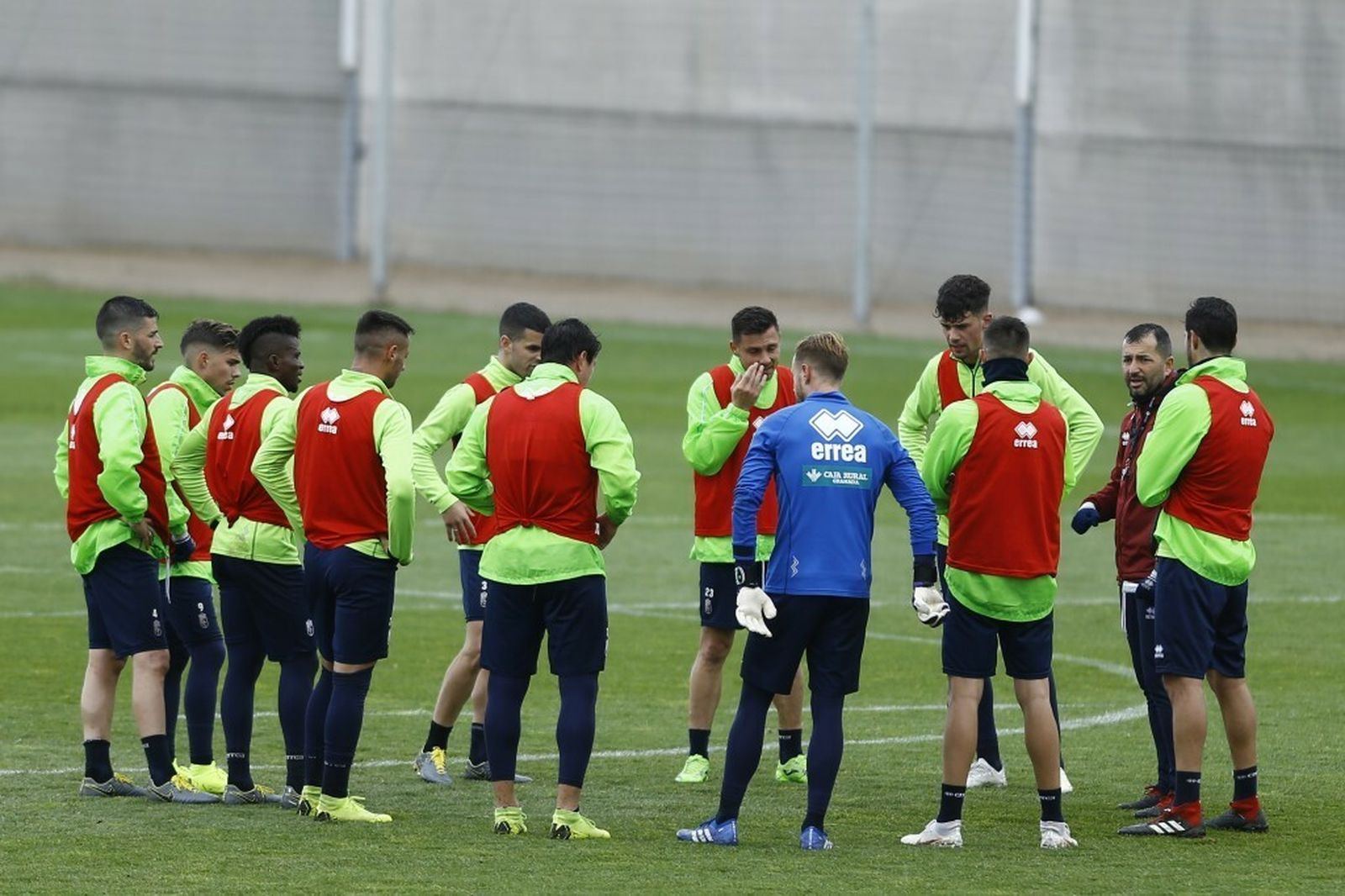 Diego Martínez se dirige a sus jugadores durante el entrenamiento.