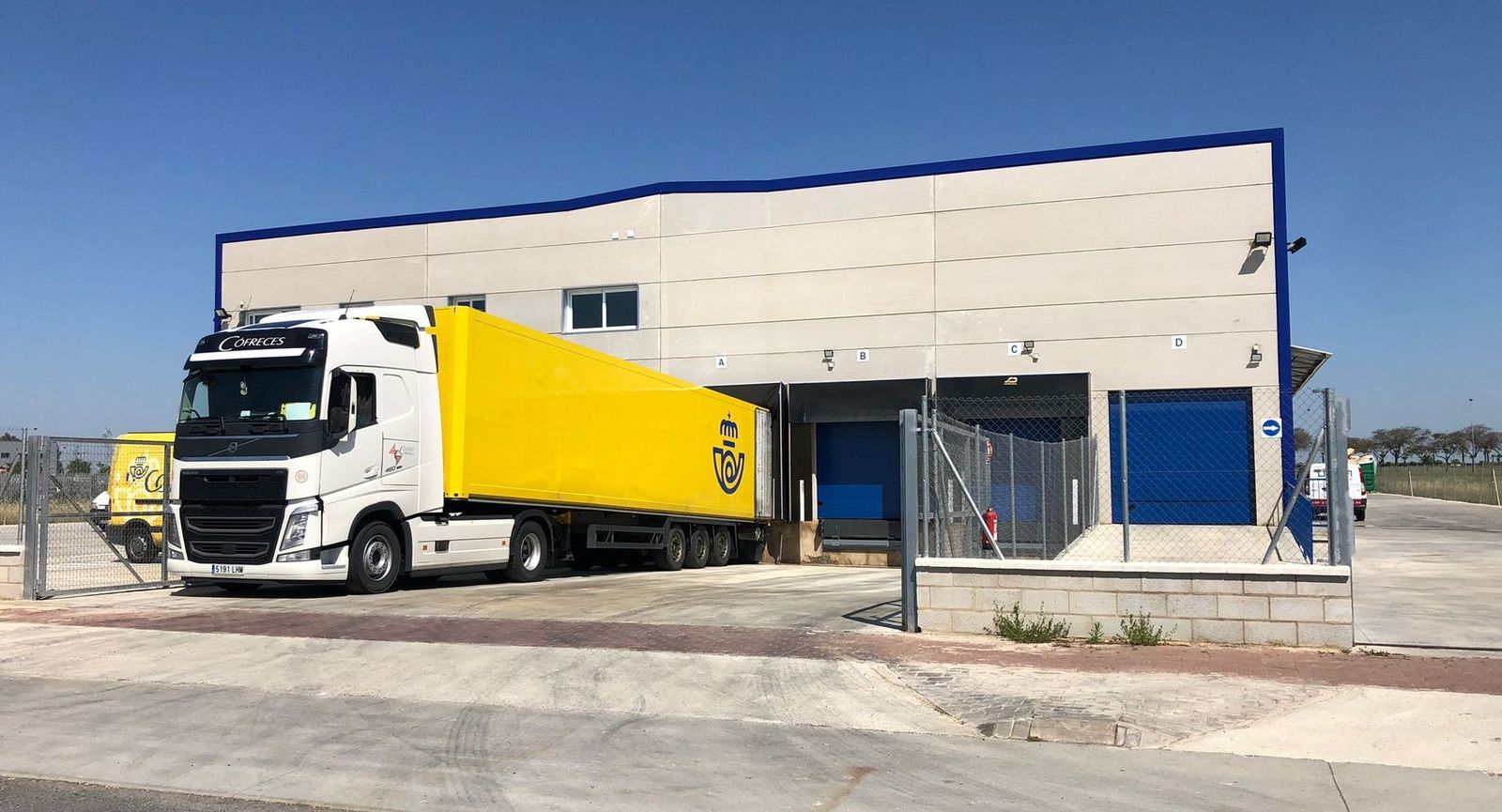 Un camión de Correos en las instalaciones del Parque Huelva Empresarial.