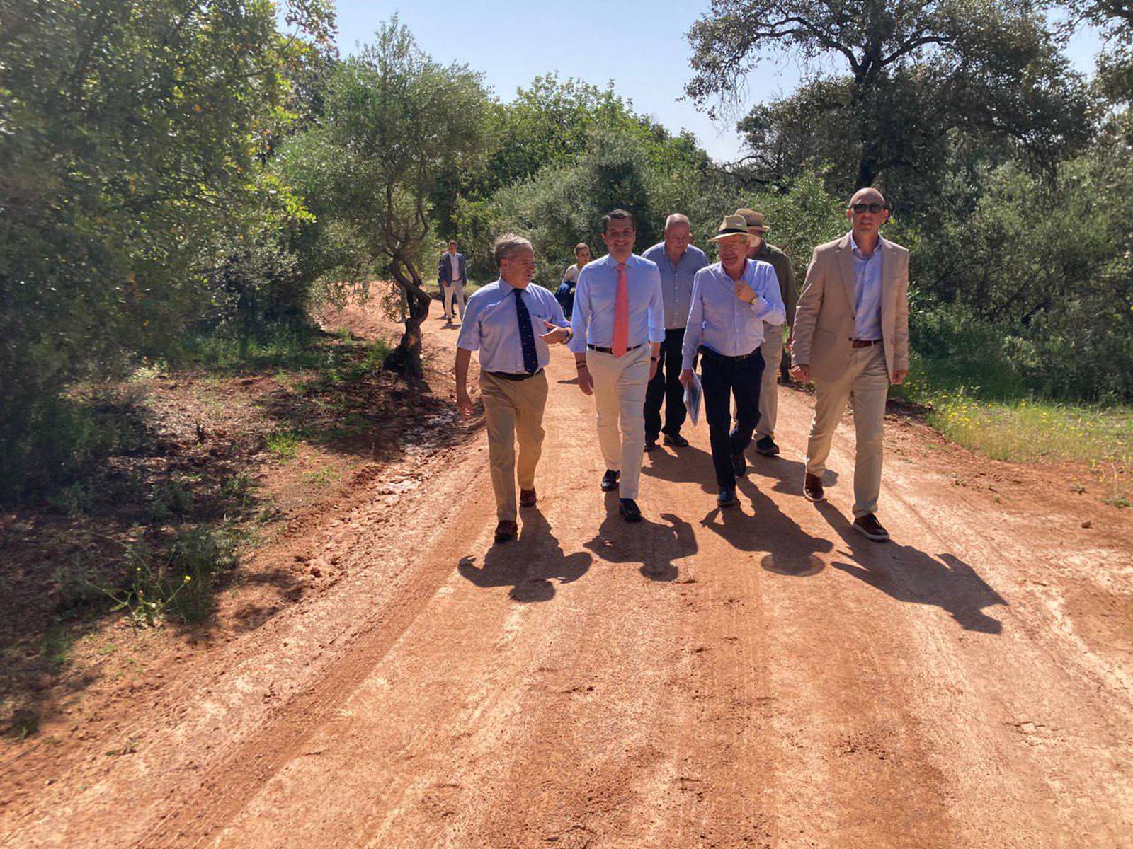 El alcalde de Córdoba, en el centro, en su visita al Parque del Patriarca.