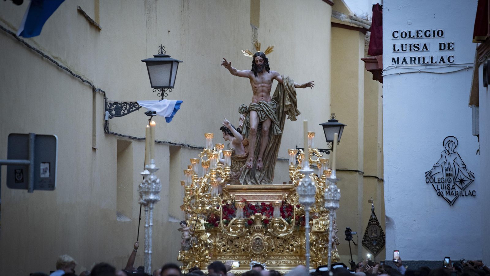 El paso del Señor de la Resurrección junto al Colegio Luisa de Marillac