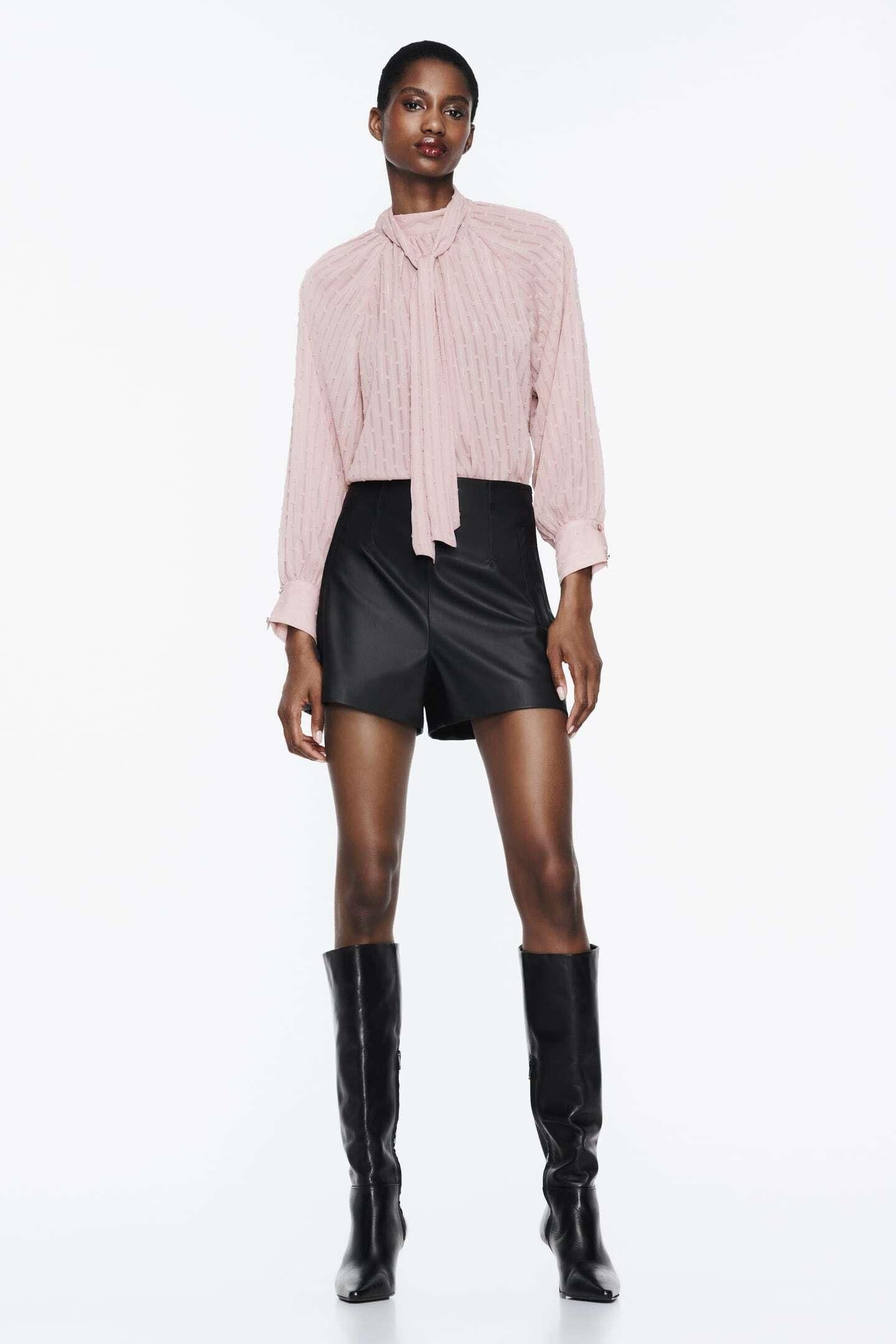 Blusa con lazada rosa de Zara. Blusa con lazada rosa de Zara.