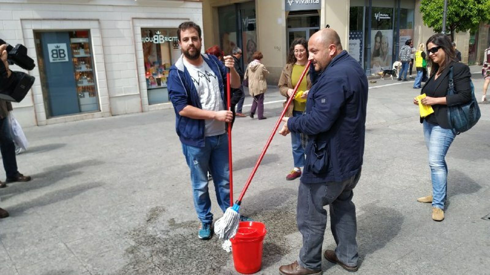 Un momento de la intervención frente al Gallo Azul.