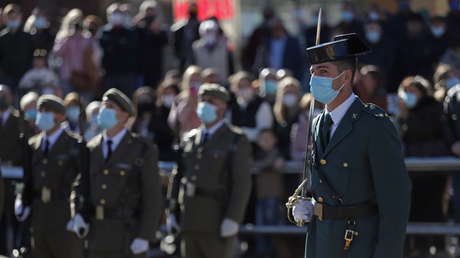 Fotos del izado de la bandera de España en La Línea