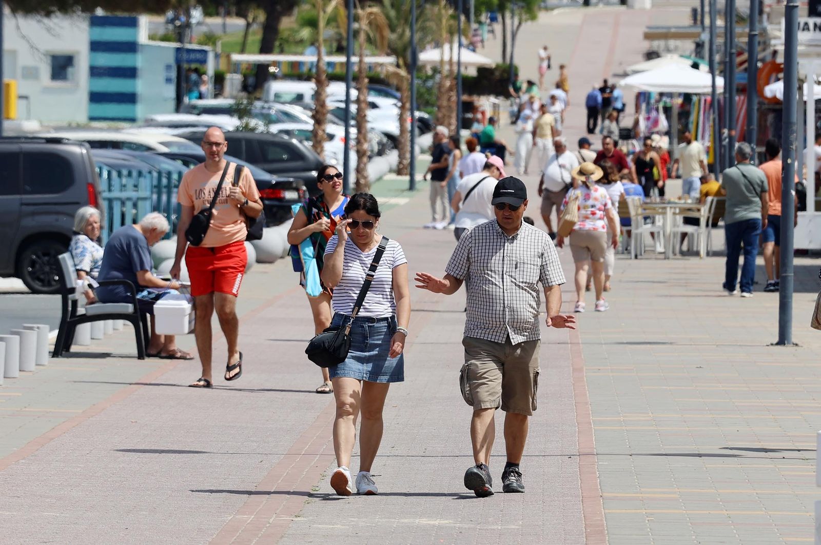 Imágenes del ambiente en las playas de Matalascañas, La Bota y Mazagón durante la mañana del domingo