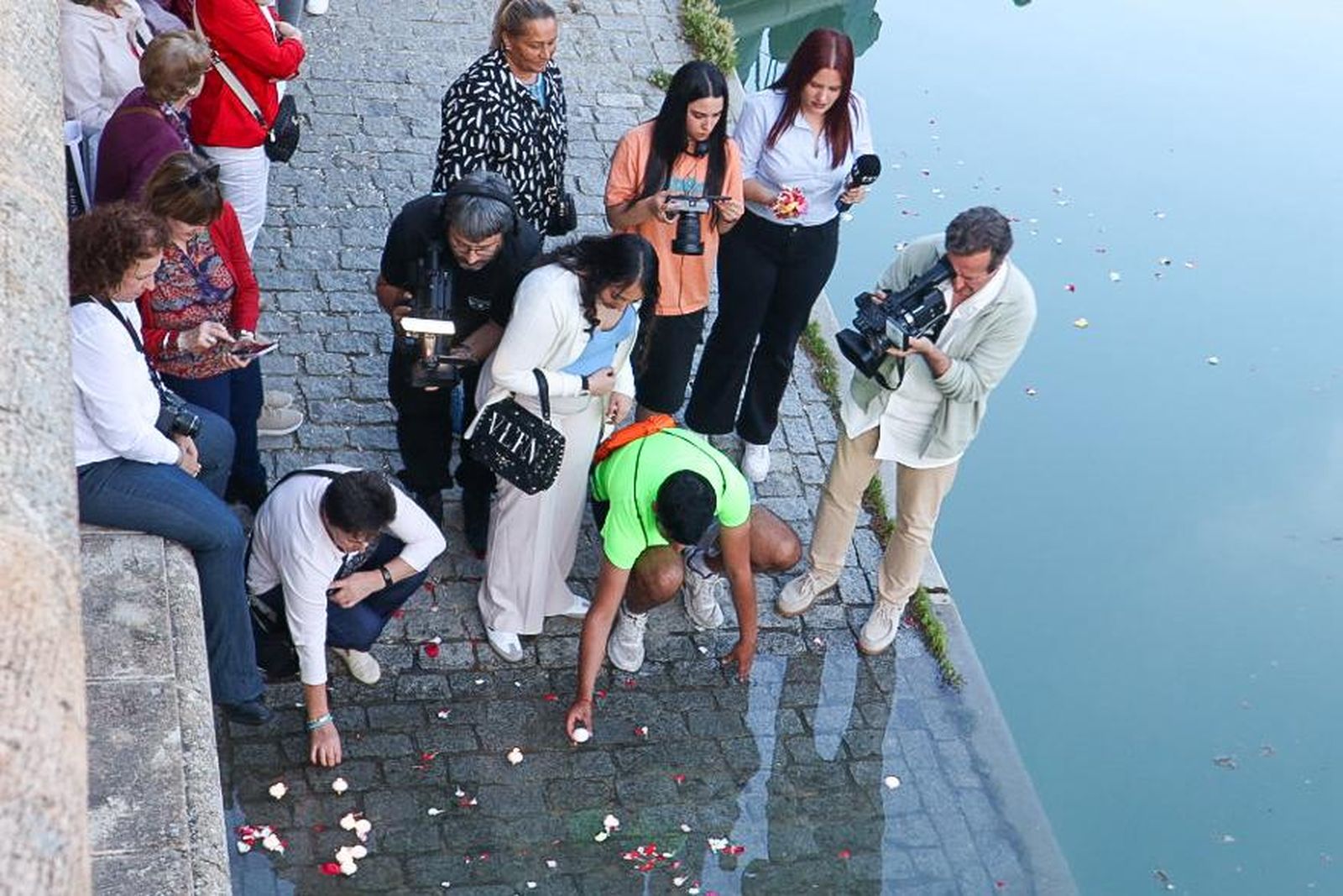 Todas las imágenes de la Ceremonia del Río para conmemorar el Día del Pueblo Gitano en Granada