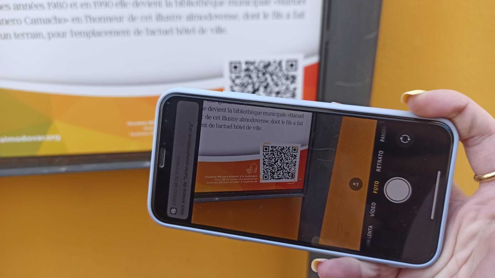Una persona utiliza el código QR durante una visita.