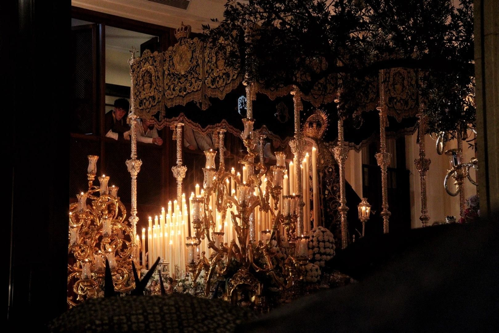 El Huerto, entrando a su casa hermandad tras una vuelta a toda prisa por la lluvia.