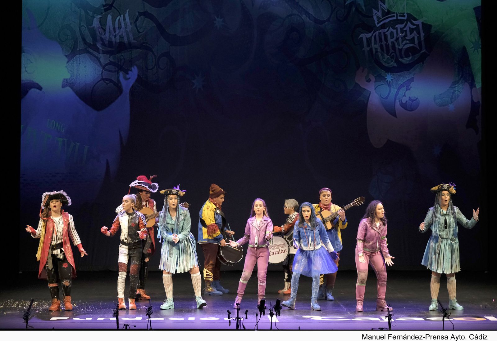 La comparsa 'Los descendientes' actuó como invitada.