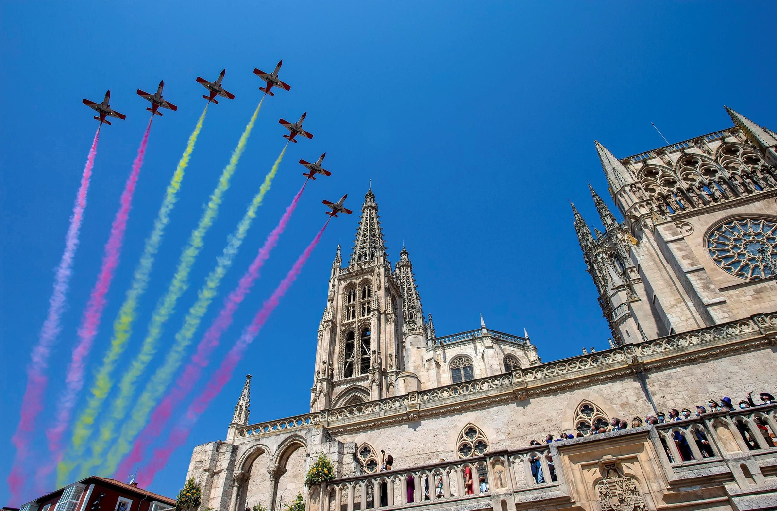 Espectaculares fotos de las acrobacias de la Patrulla Águila: cuatro décadas surcando los cielos