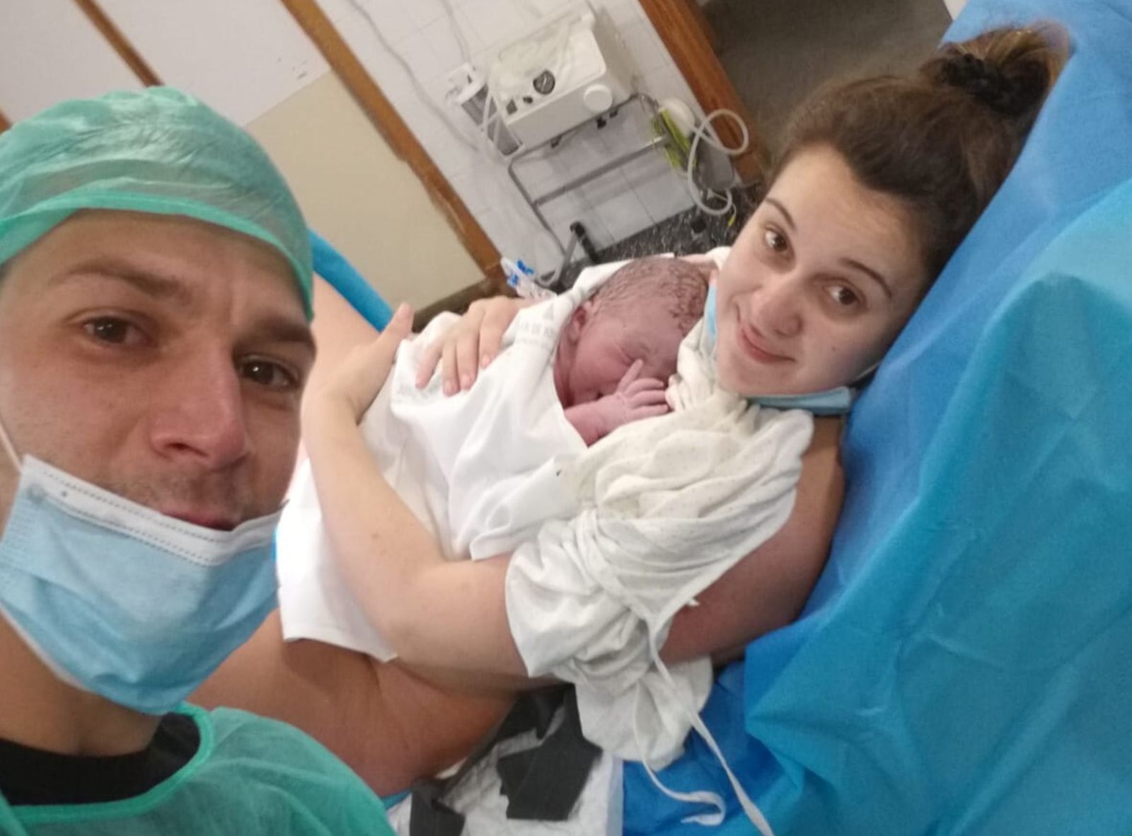 José Antonio y Rosa con el recién nacido Luca, el pasado día 3.