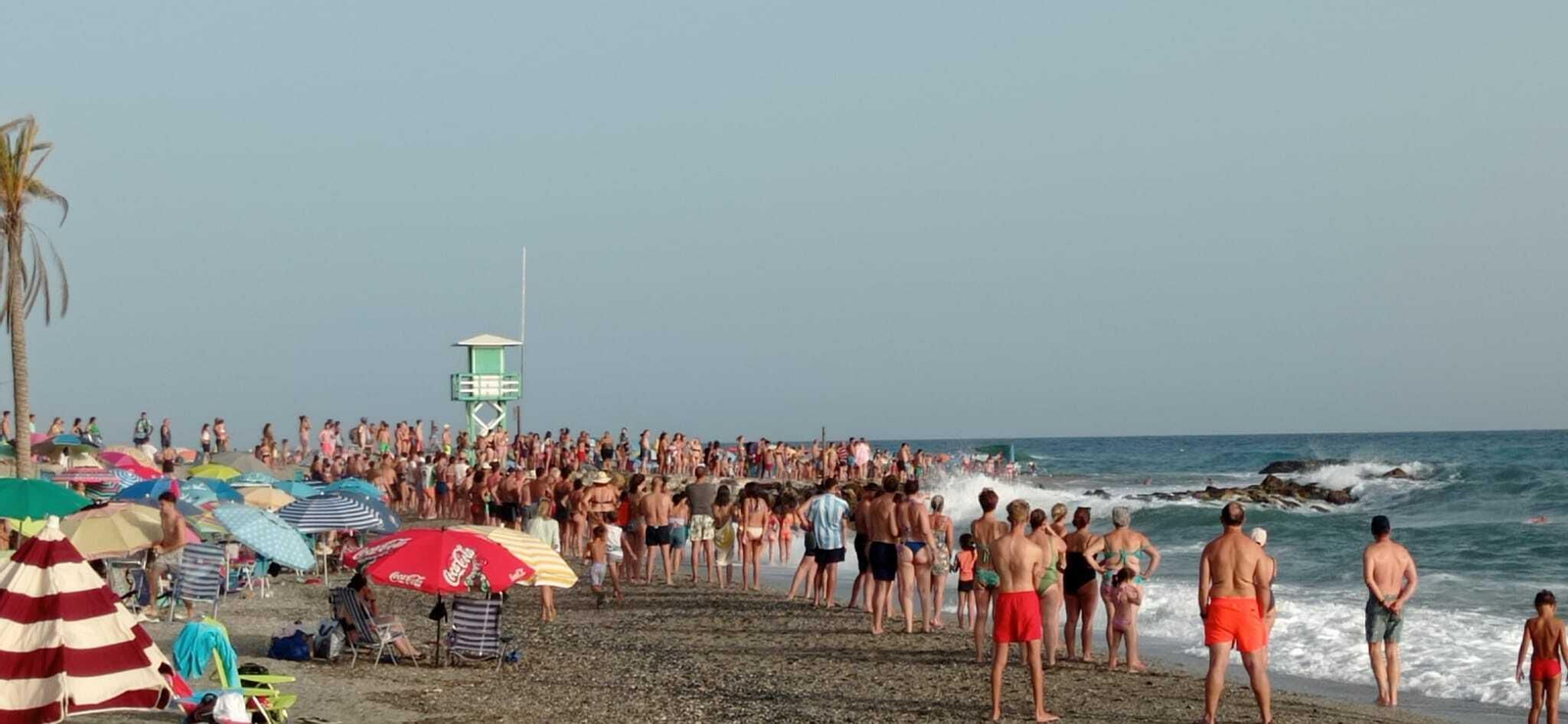 Recatan en la playa de Torrenueva Costa a varios bañistas que no podían salir por el gran oleaje