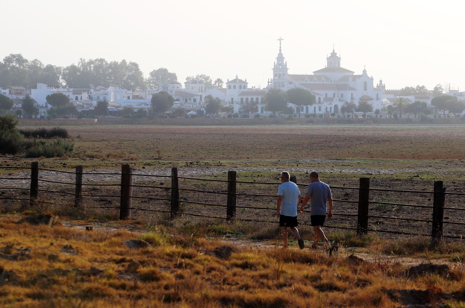 Las marismas junto a la ermita de El Rocío se han secado.