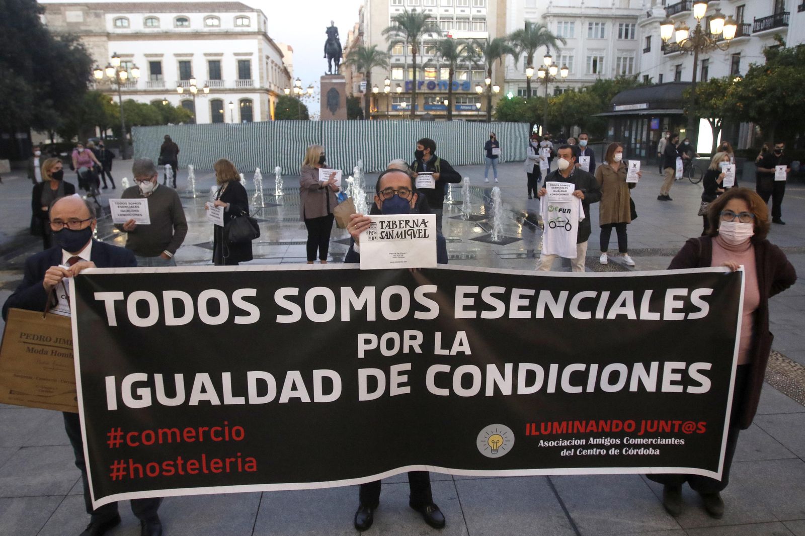 Concentración de comerciantes del centro de Córdoba en la plaza de las Tendillas.
