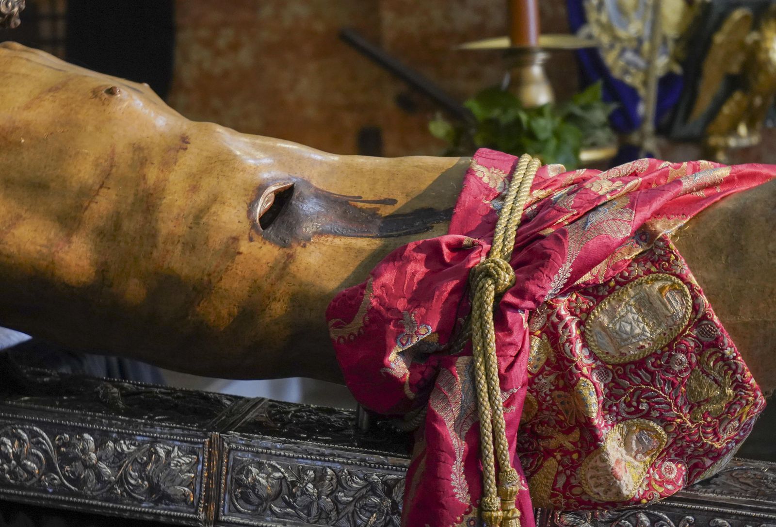 El besapiés al Cristo de San Agustín, en imágenes