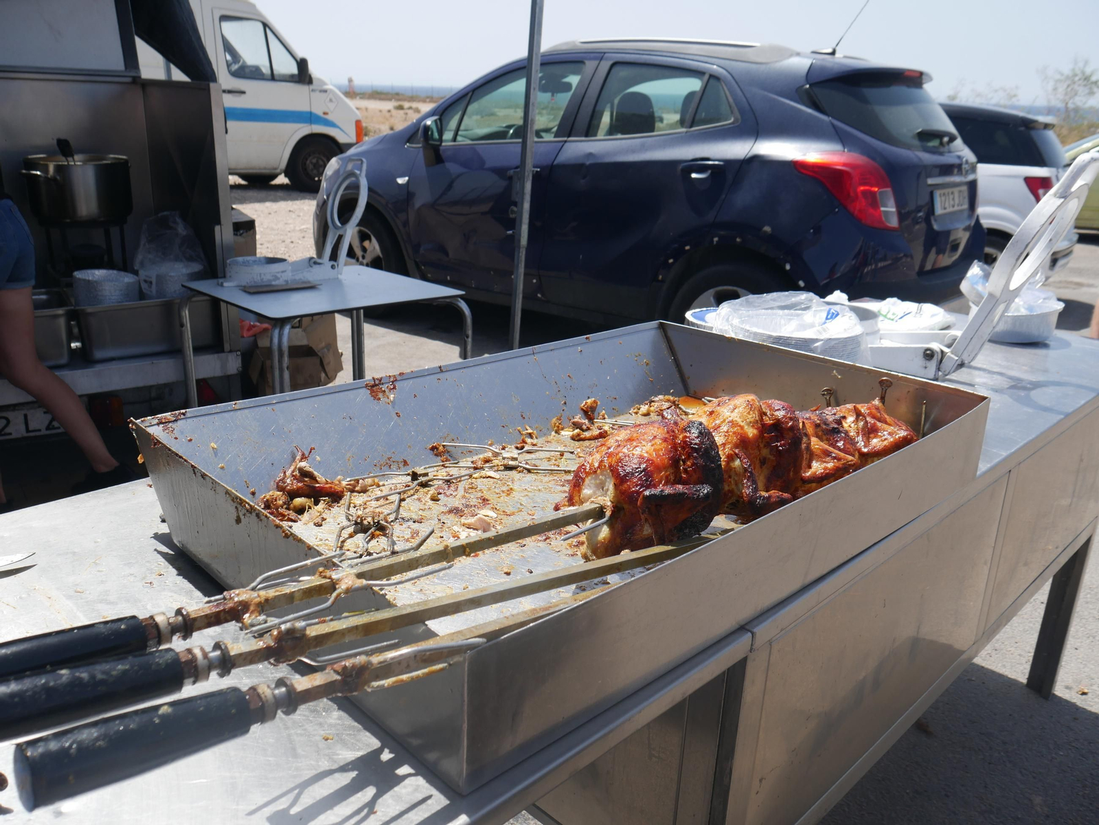 Así es la venta de pollos asados en los negocios ambulantes de Almería