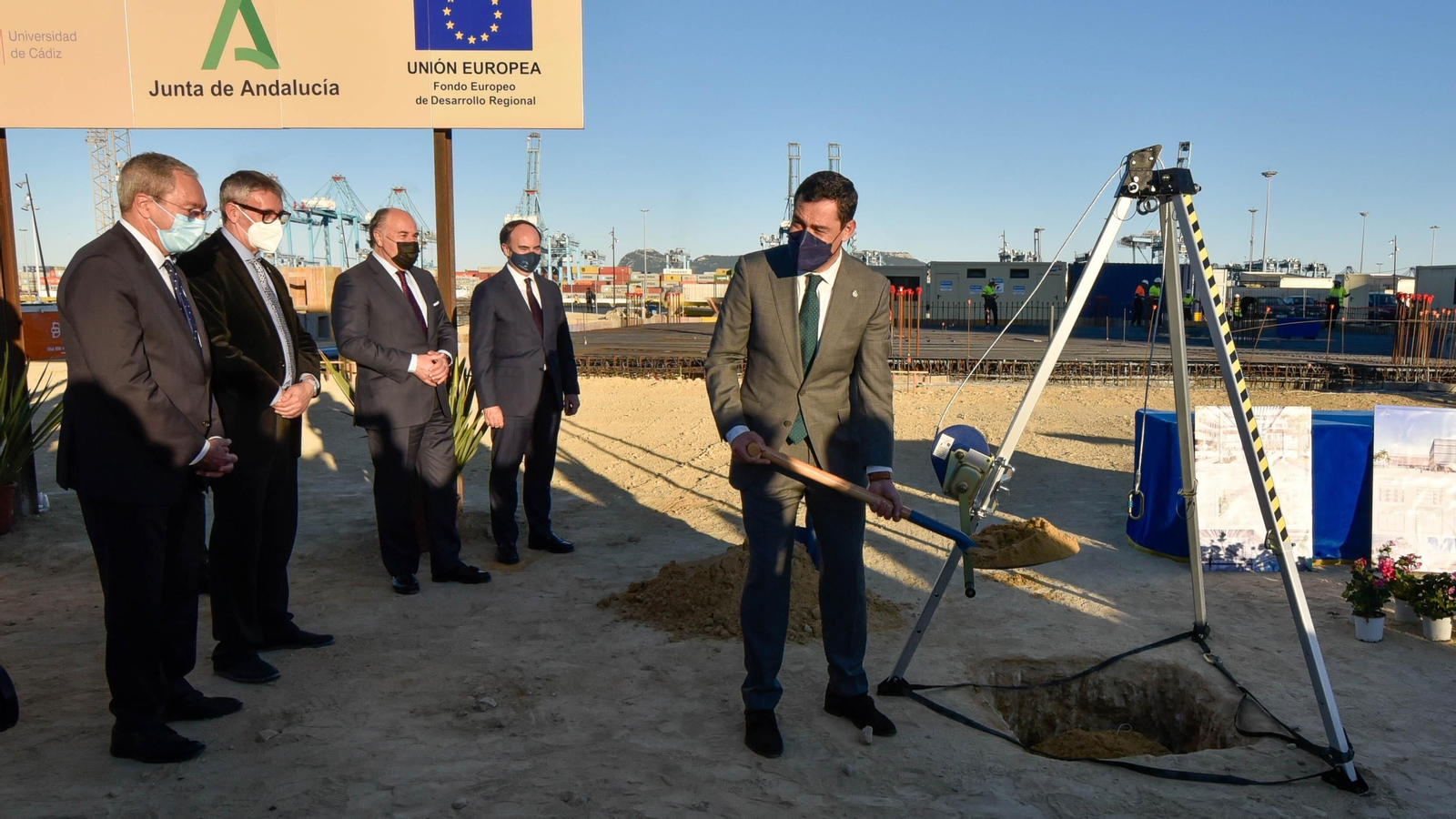 Las fotos del la visita de Juanma Moreno a las obras del Lago maritimo