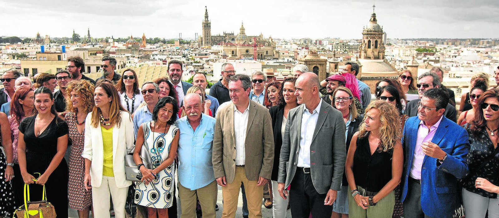 El alcalde y Antonio Zoido posan en las Setas junto a Mercedes de Pablos, Antonio Muñoz, Isabel Ojeda y el resto de representantes de las entidades públicas y privadas que participan.