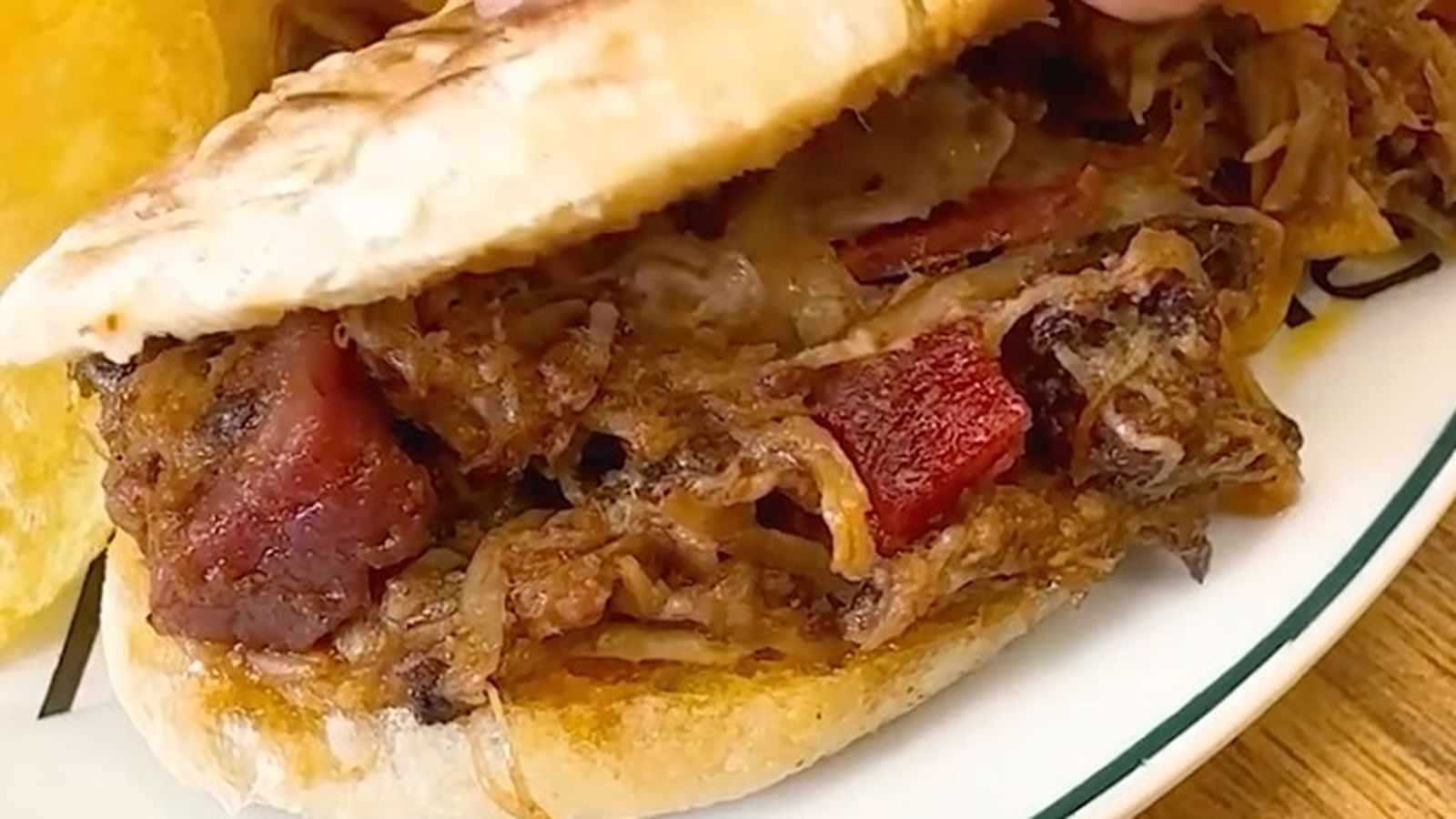 Montadito de pringá de Los Romeros de Alanís