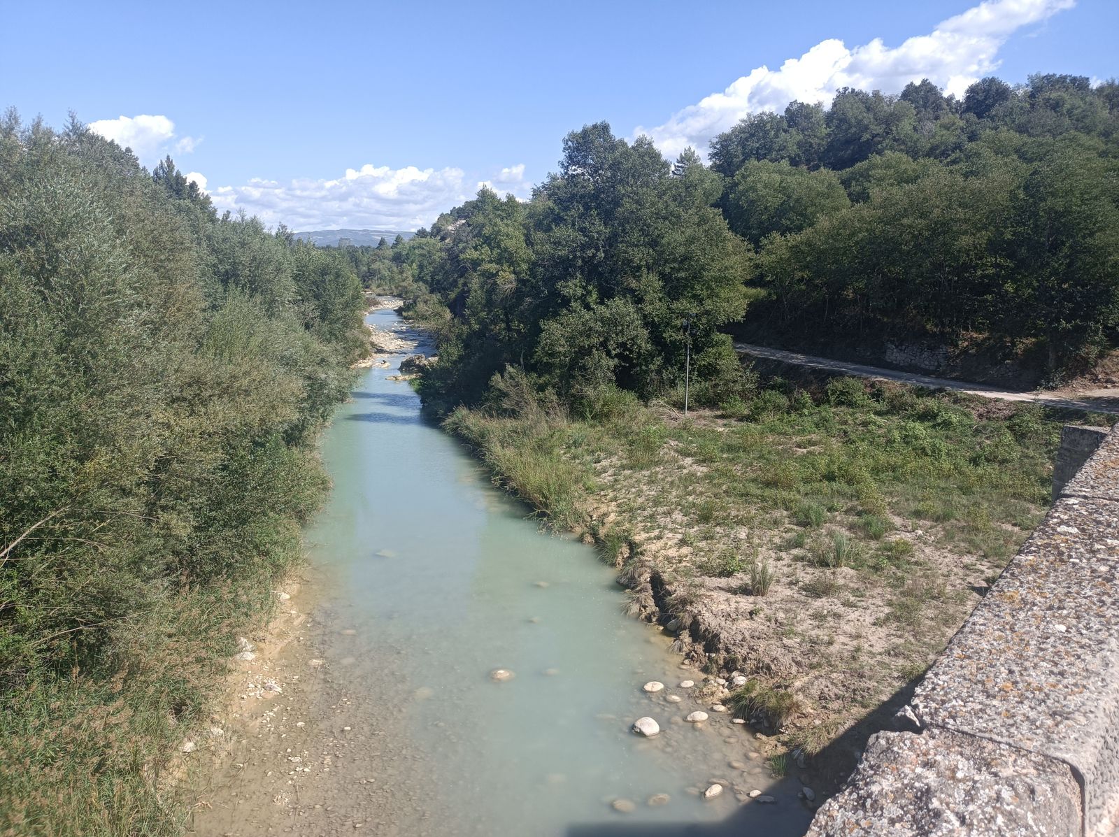 El color del agua del Isábena es muy llamativo.