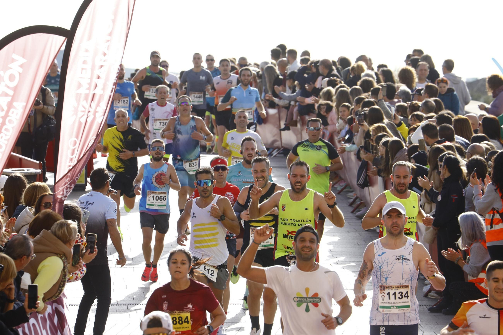 La gloria de cruzar la Puerta del Puente: las fotos de la línea de meta de la Media Maratón de Córdoba 2024