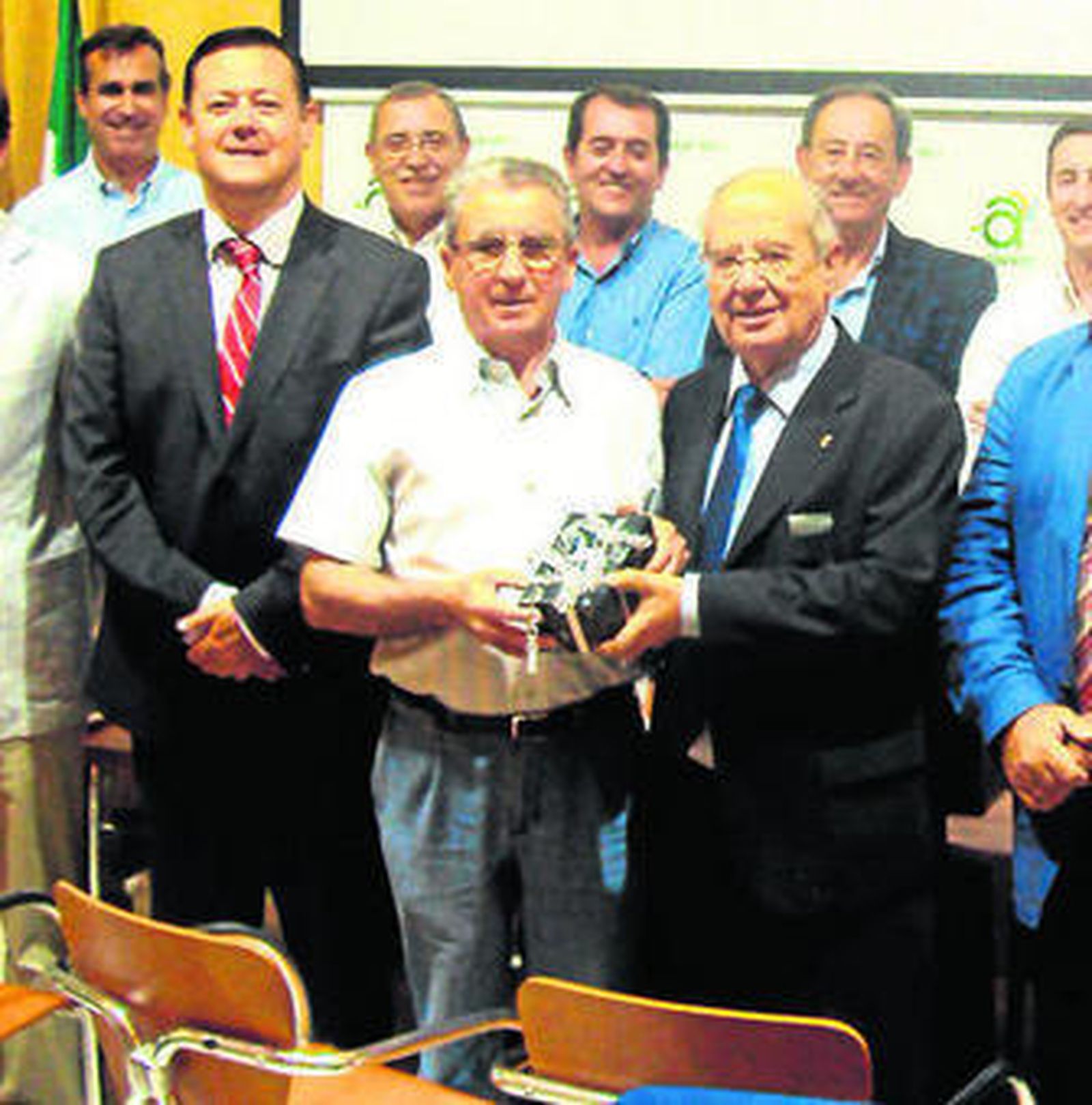 José Cerezo recibiendo un reconocimiento de manos de Antonio Pérez Lao.