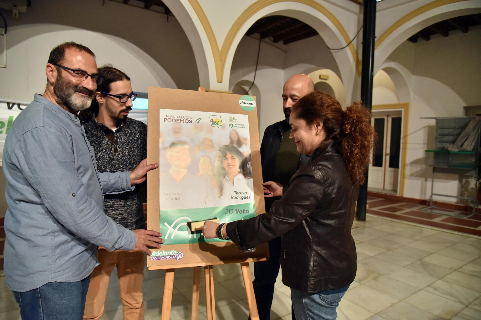 Pegada de carteles en el inicio de la campaña electoral a las elecciones andaluzas