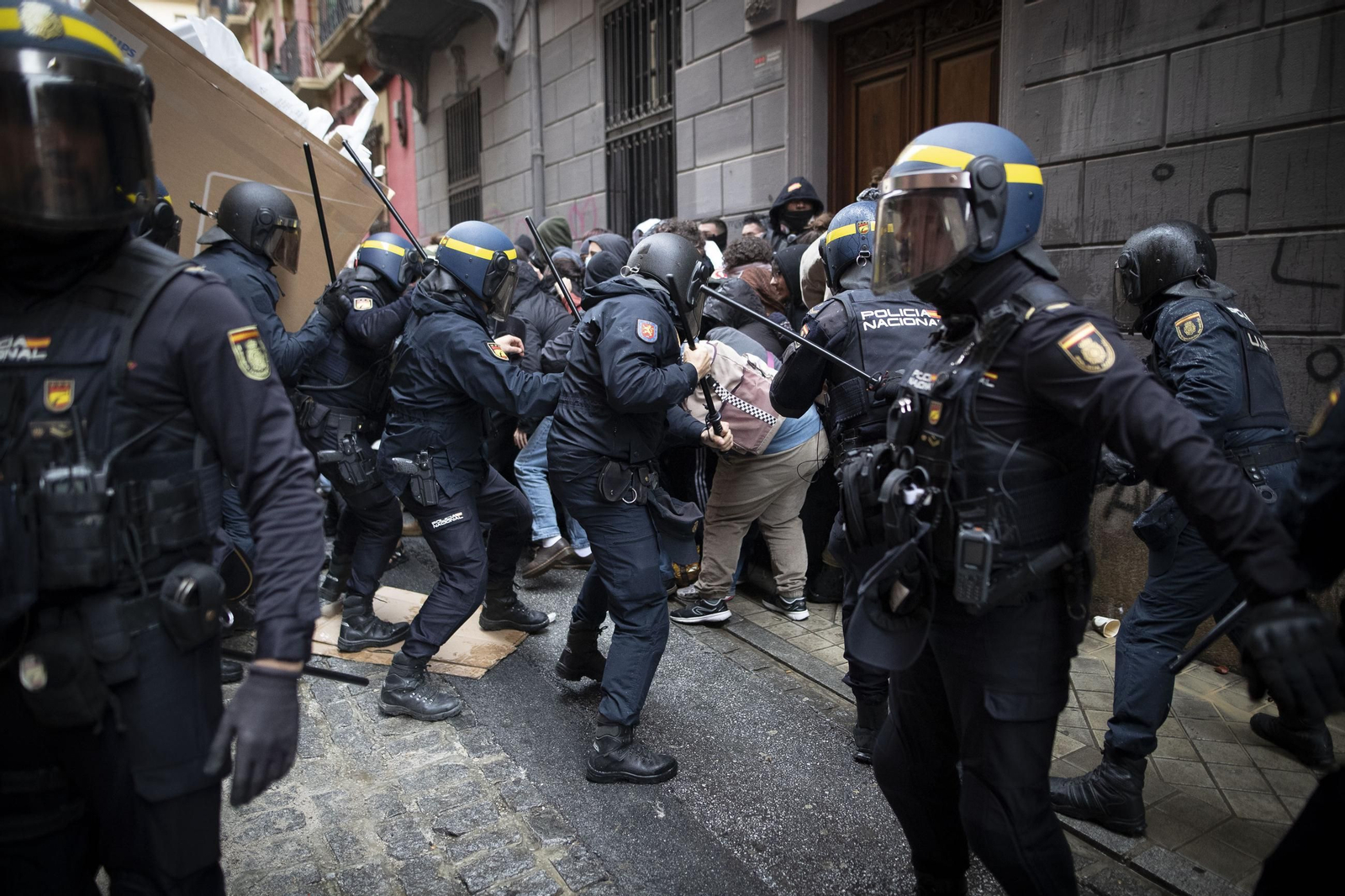 Todas las imágenes de la intervención policial contra unos okupas en Granada: tensión, detenidos y un herido