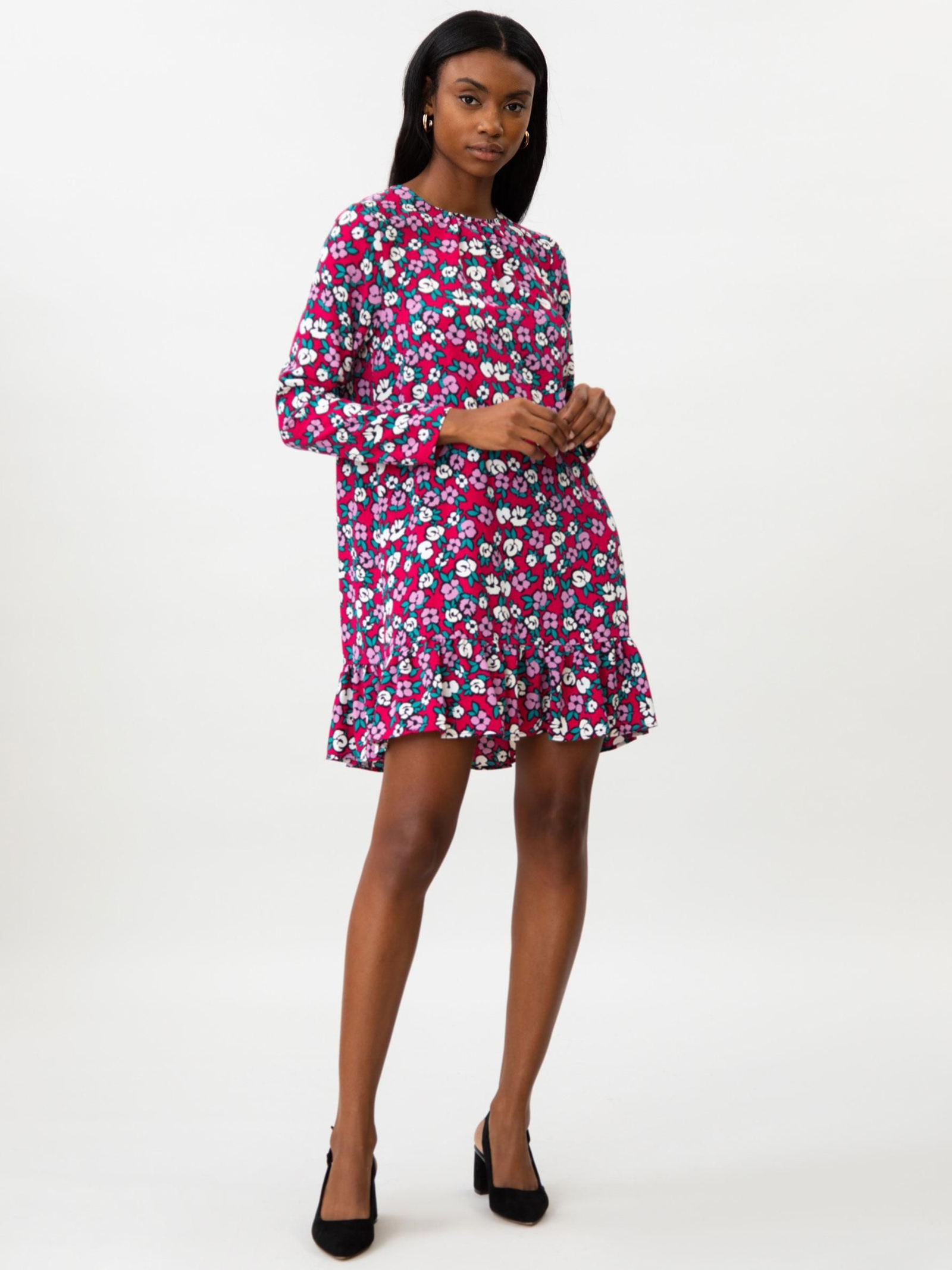 Vestido de flores sobre fondo fucsia de Lefties.