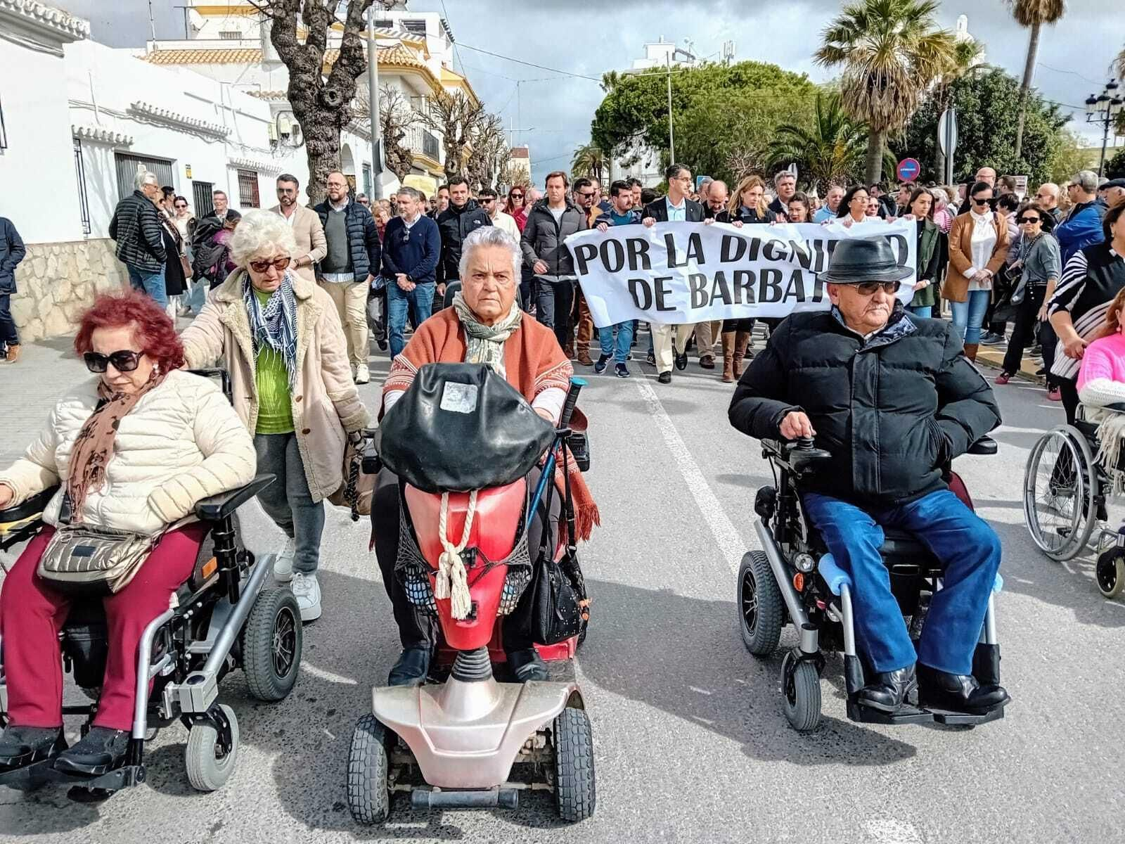 Imágenes de la manifestación en Barbate "por la dignidad" del municipio