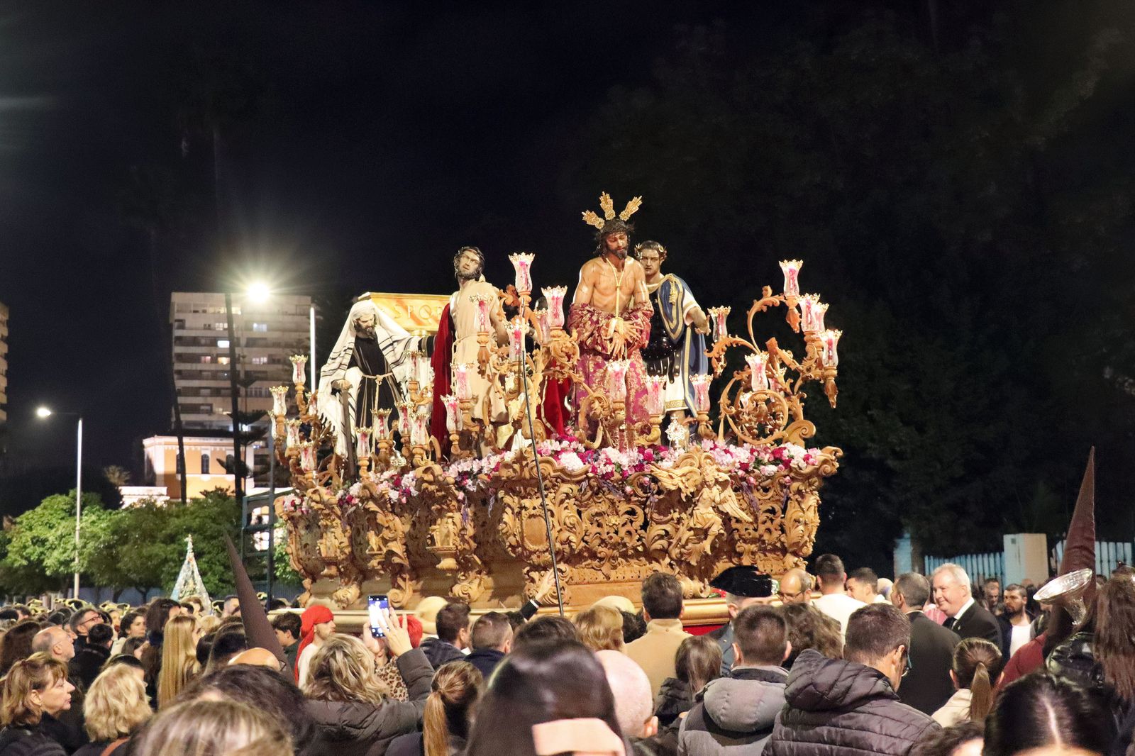 Las mejores imágenes del Martes Santo en Huelva: La Hermandad de La Sentencia